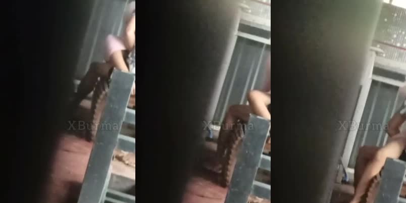 ခုံပေါ်တင်ဆွဲနေတာလေး